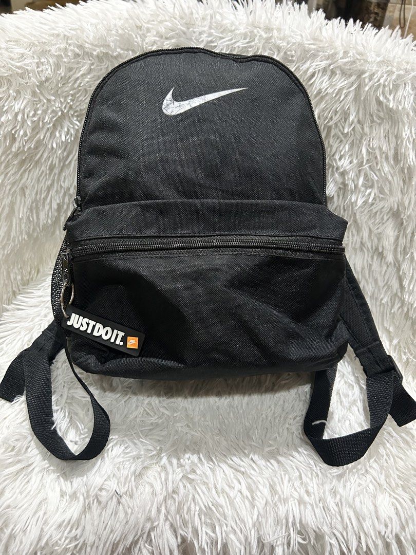 Nike Small Backpack (Category: Backpacks) located in Pasig City. Submitted by minminreyn (Listing ID 1466623752, Image 1). Description: Nike Small backpack Black Pang kids or Adult W/etiketa and Pa keychain na Just Do it Working mga Zipper Ok pa ang pa handle ng bag walang tastas no butas sa mismong tela No cod Issue: Sign of used sa ilalim ni bag natural lang sa second hand,Wala na ung laser Print na Just Do it Plain Black nalang siya ung puti p