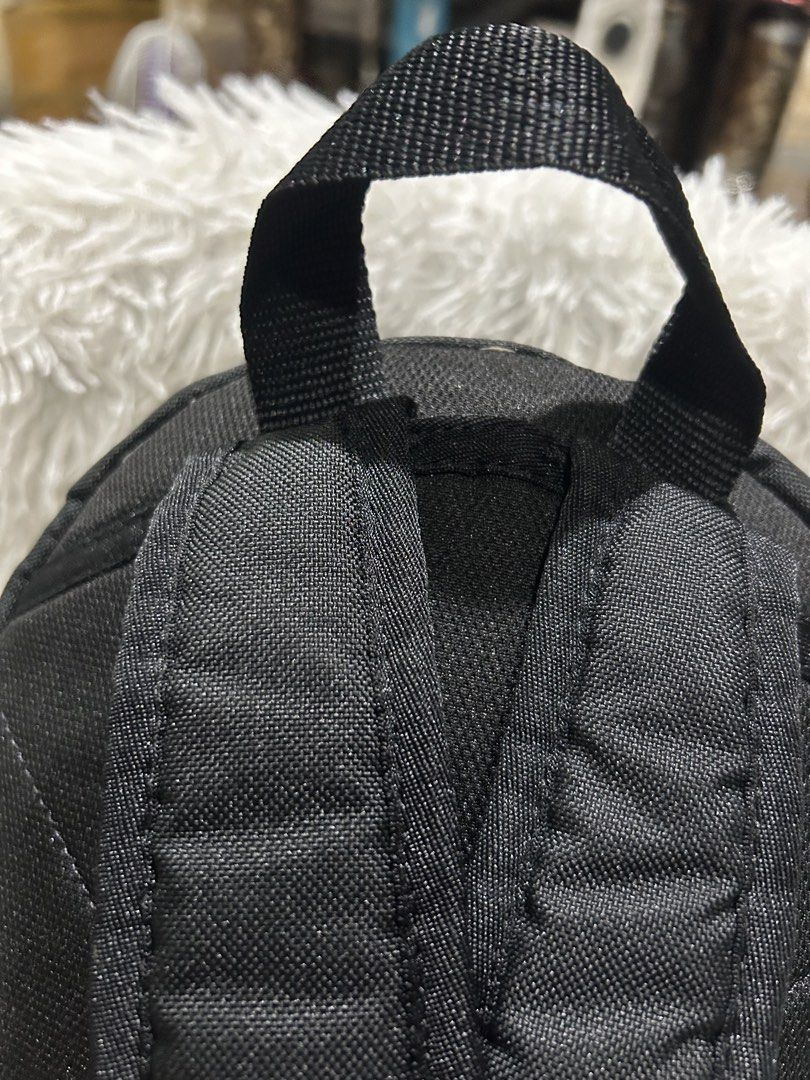Nike Small Backpack (Category: Backpacks) located in Pasig City. Submitted by minminreyn (Listing ID 1466623752, Image 3). Description: Nike Small backpack Black Pang kids or Adult W/etiketa and Pa keychain na Just Do it Working mga Zipper Ok pa ang pa handle ng bag walang tastas no butas sa mismong tela No cod Issue: Sign of used sa ilalim ni bag natural lang sa second hand,Wala na ung laser Print na Just Do it Plain Black nalang siya ung puti p