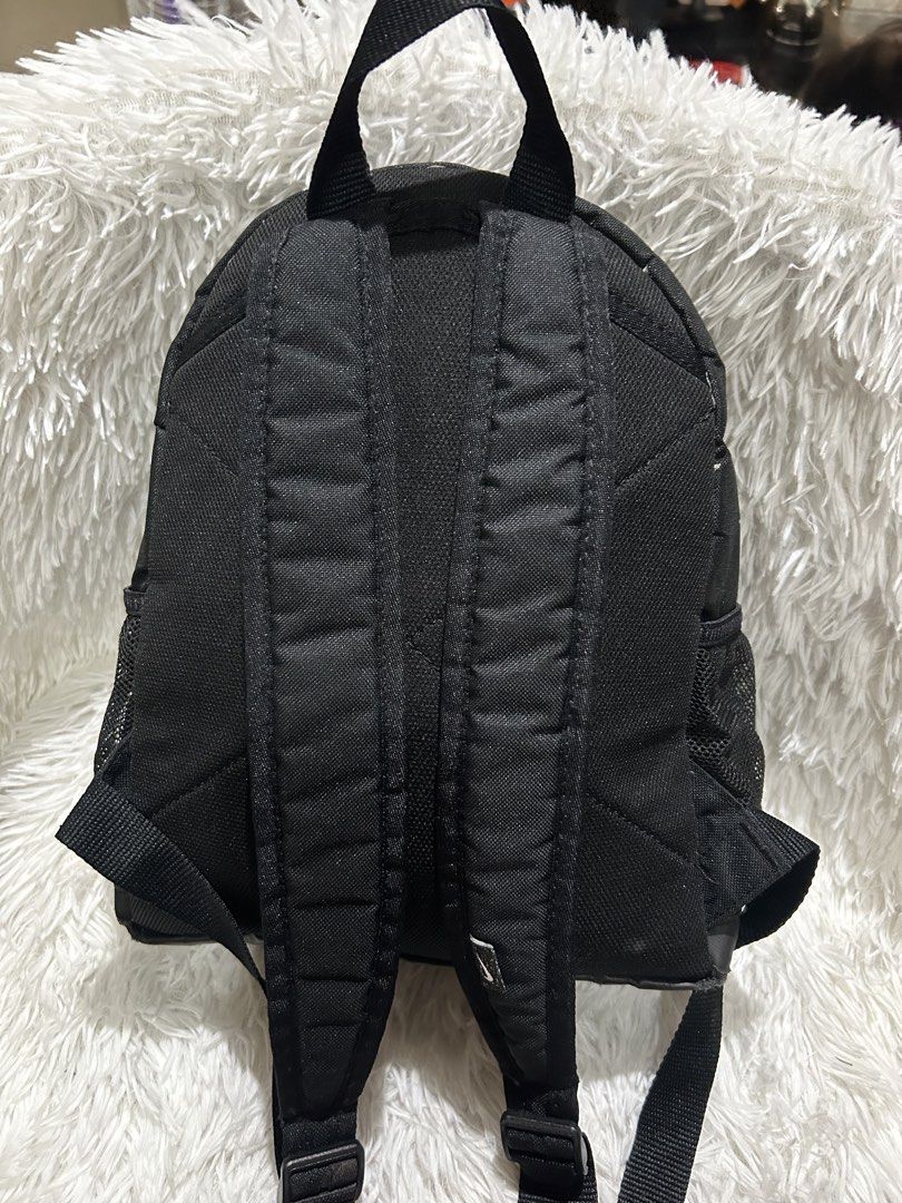Nike Small Backpack (Category: Backpacks) located in Pasig City. Submitted by minminreyn (Listing ID 1466623752, Image 2). Description: Nike Small backpack Black Pang kids or Adult W/etiketa and Pa keychain na Just Do it Working mga Zipper Ok pa ang pa handle ng bag walang tastas no butas sa mismong tela No cod Issue: Sign of used sa ilalim ni bag natural lang sa second hand,Wala na ung laser Print na Just Do it Plain Black nalang siya ung puti p
