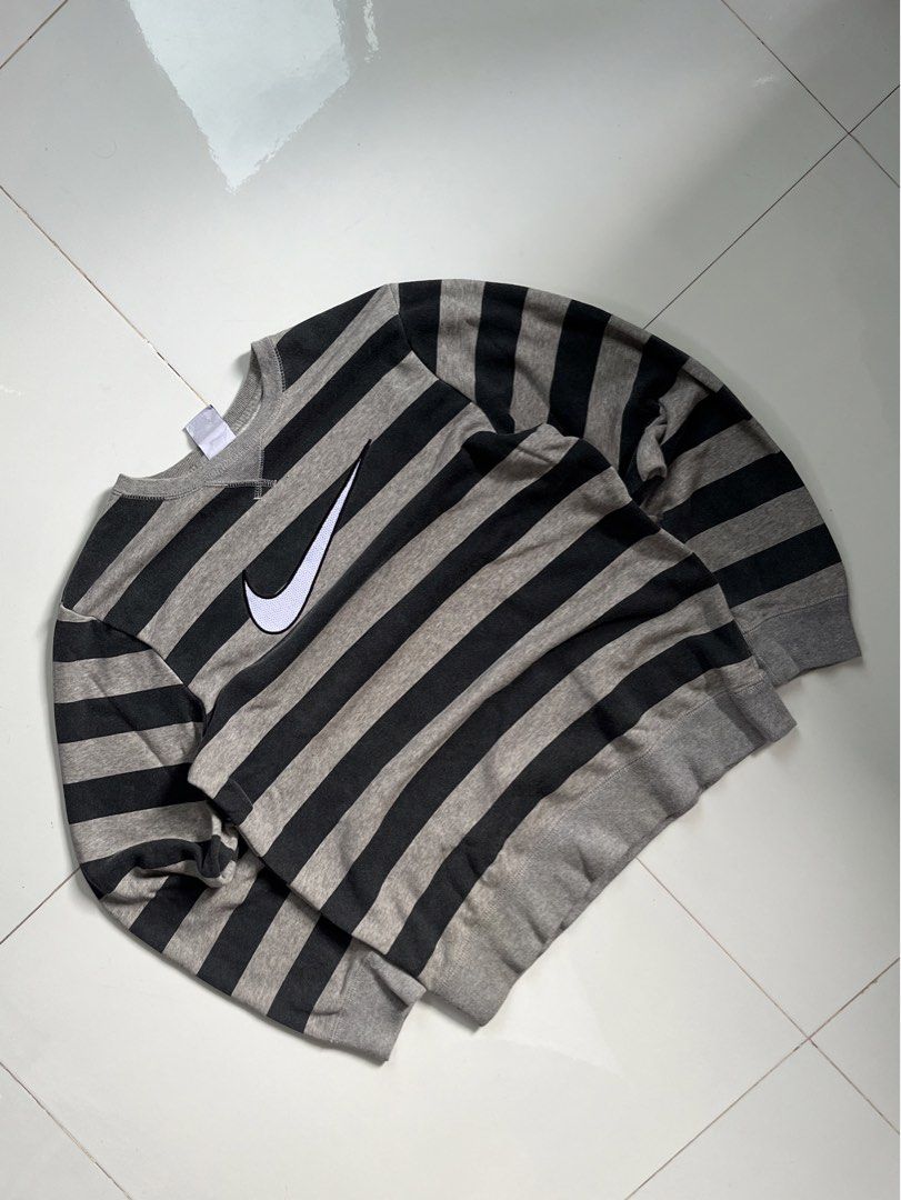 Nike Sweater (Category: Coats, Jackets and Outerwear) located in Bacolod City. Submitted by danielle5_ (Listing ID 1466585071, Image 2). Description: Medium, 21x25 Flaws: none Mine: 600.