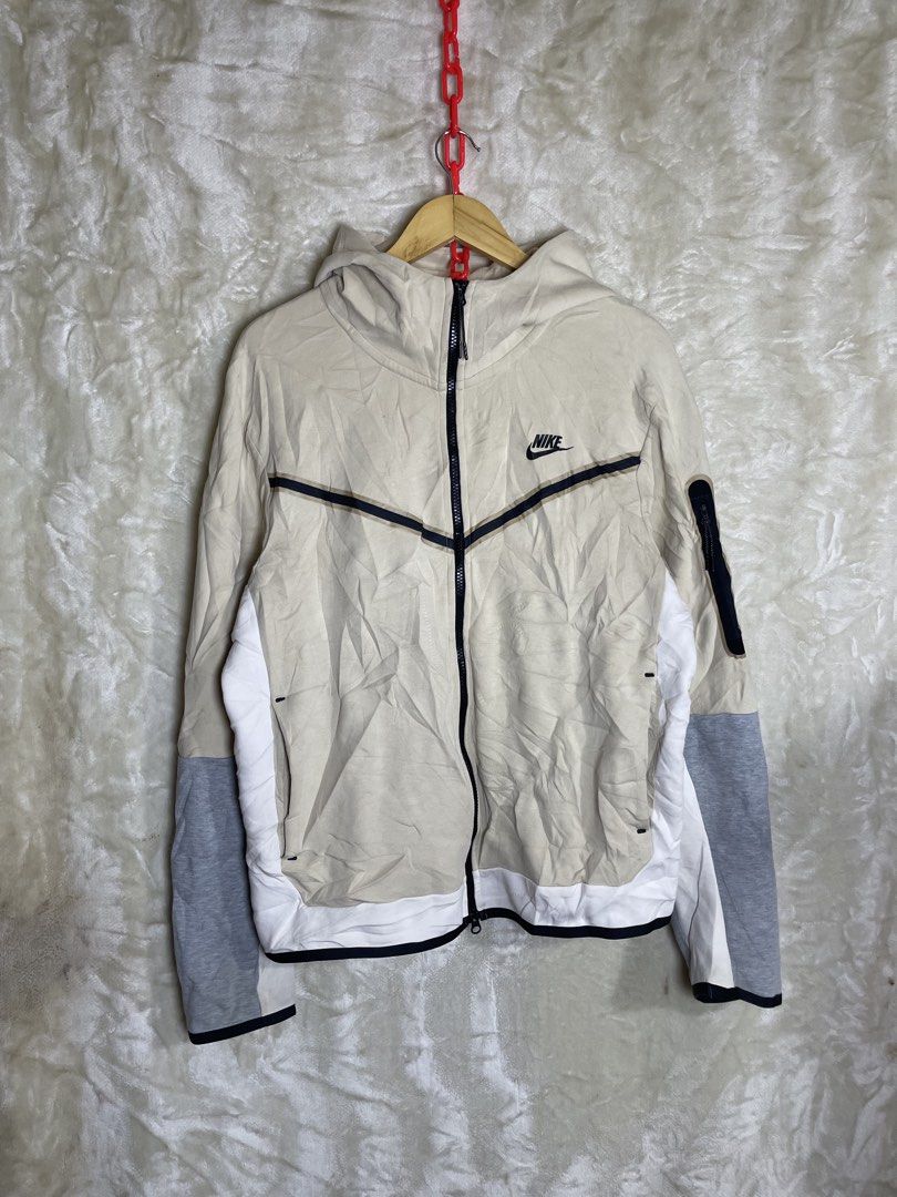 Nike tech (Category: Coats, Jackets and Outerwear) located in Molave. Submitted by ikong_thrift07 (Listing ID 1466574540, Image 1). Description: .