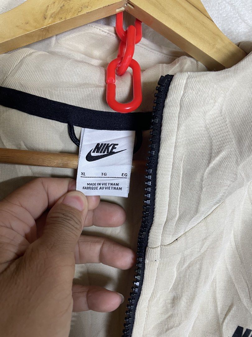 Nike tech (Category: Coats, Jackets and Outerwear) located in Molave. Submitted by ikong_thrift07 (Listing ID 1466574540, Image 2). Description: .