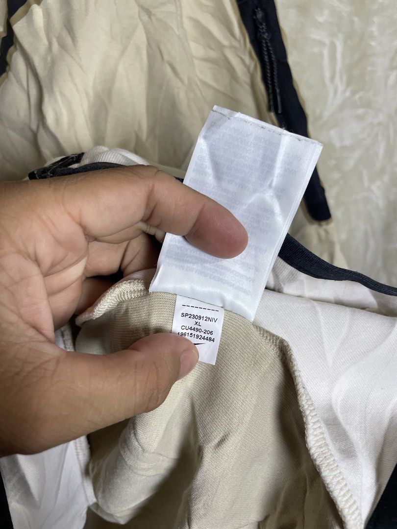 Nike tech (Category: Coats, Jackets and Outerwear) located in Molave. Submitted by ikong_thrift07 (Listing ID 1466574540, Image 3). Description: .