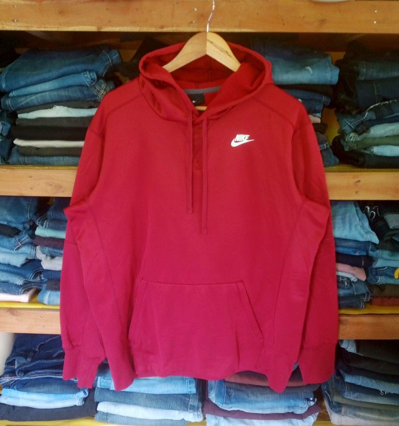 Nike Therma Fit Pullover Hoodie (Category: Coats, Jackets and Outerwear) located in Guihulngan. Submitted by johnjohndripgoods (Listing ID 1466599899, Image 1). Description: Nike Therma Fit Pullover Hoodie Dimes: 24.5x28 As New Condition No Issue Open For VC DM.