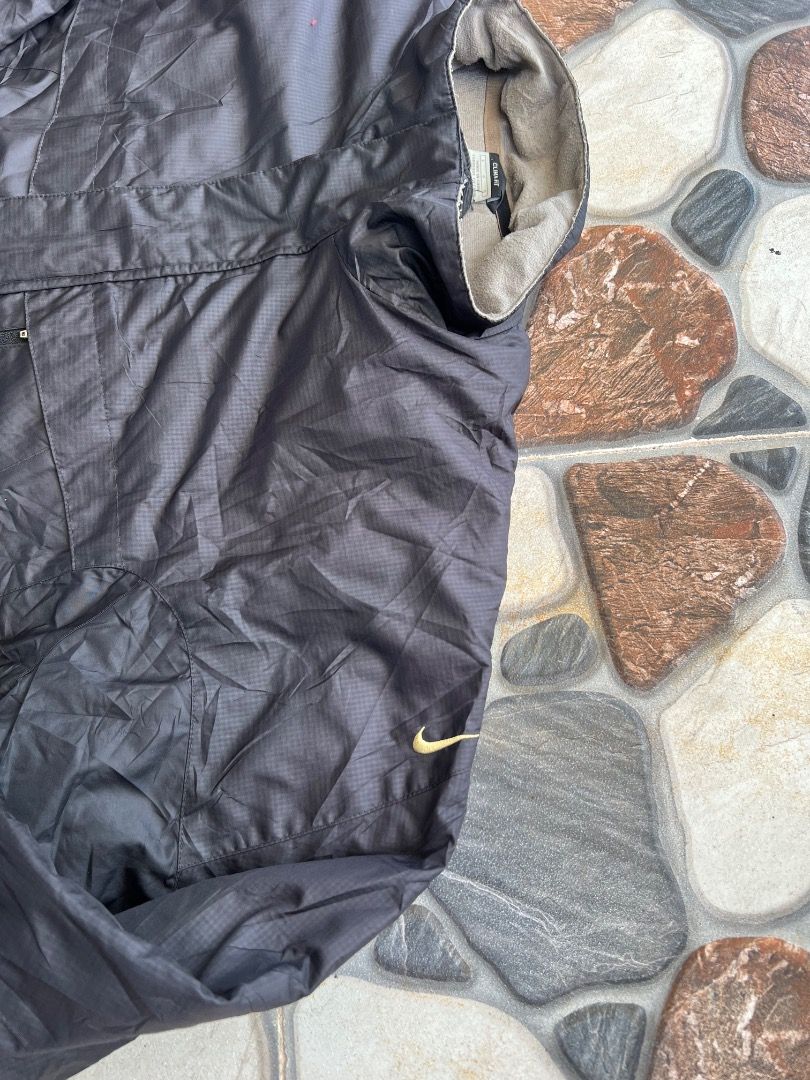 Nike Vintage 2005 Winter Jacket Size 100 (Category: Coats, Jackets and Outerwear) located in Caloocan City. Submitted by sillapwet0606 (Listing ID 1466571502, Image 2). Description: - Brand: Nike - Era: Vintage (September 2005 release) - Color: Classic Black - Material: 100% Polyester (Body, Lining, and Fill) - Size: 100 (Chest 92A, recommended for height 170-180cm) - Hardware: Durable YKK zipper - Origin: Made in China - Condition: Excellent vin