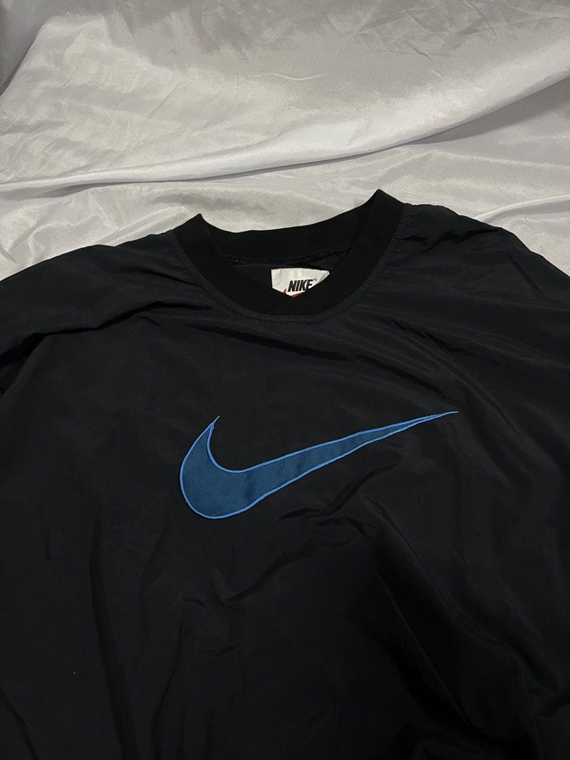 Nike Vintage Long Sleeve (Category: Coats, Jackets and Outerwear) located in Muntinlupa City. Submitted by ninenine.collective (Listing ID 1466564846, Image 2). Description: Nike Vintage Long Sleeve 29/29.
