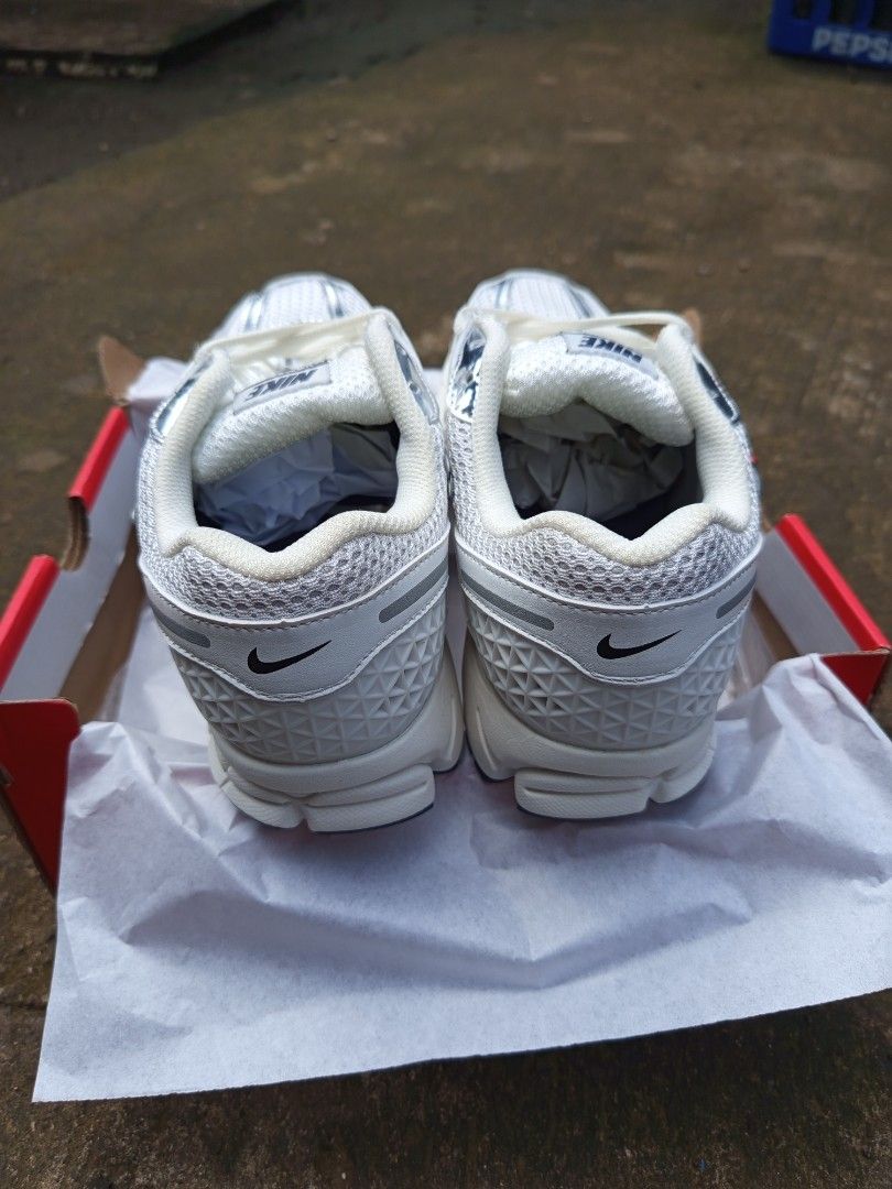 Nike Vomero Photon Dust Silver (Category: Casual Shoes) located in Manila. Submitted by ugnay (Listing ID 1466592762, Image 3). Description: B-NEW VOMERO 5 PHOTON DUST SILVER (W/ BOX) 📍 Iriga City 📐 Size 10 (US 44) 💸 1,300 📌 Brand New with Box 🚚 Nationwide Shipping (+sf).