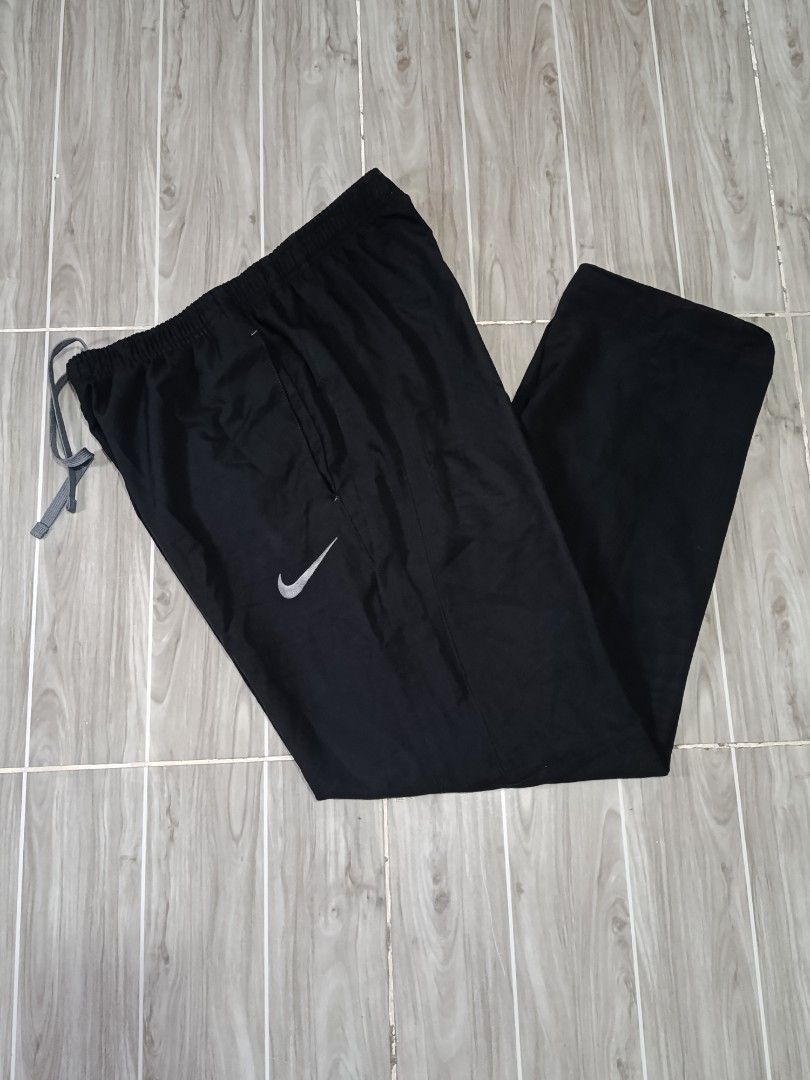 NIKE WOVEN TRACK PANTS (freeshipping) (Category: Activewear) located in Quezon City. Submitted by gyl-stop (Listing ID 1466723016, Image 3). Description: free shipping 29-36 x 39 very good condi cr: 9.5/10 issue: may maliit lang na loose stitch lang sa bandang gitna.