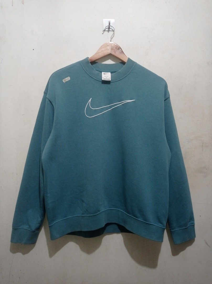 Nike's Crewneck Sweater/LS (Category: Coats, Jackets and Outerwear) located in Pasig City. Submitted by pureselectionapparel (Listing ID 1466743066, Image 2). Description: Nike's Crewneck Sweater/LS 🏷️ Large-XL Dimes: 23width, 25length Excellent Condition No issues Embroid Center Swoosh 500 plus ship Location: Pasig City.