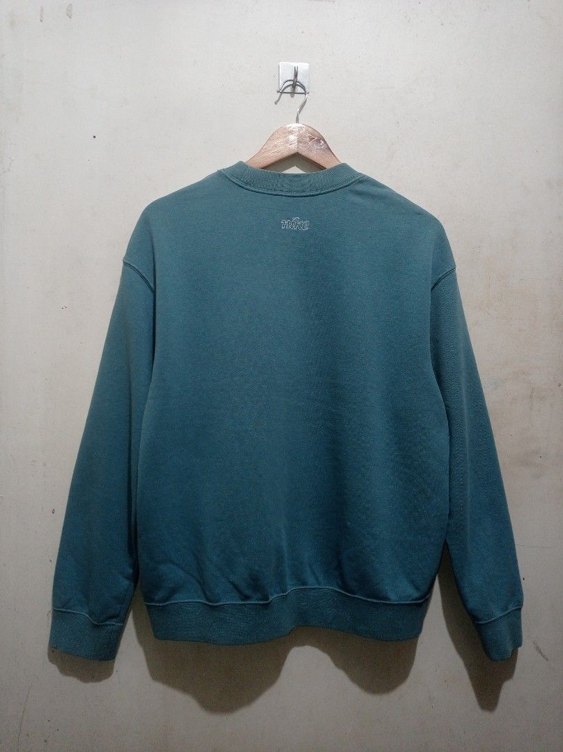 Nike's Crewneck Sweater/LS (Category: Coats, Jackets and Outerwear) located in Pasig City. Submitted by pureselectionapparel (Listing ID 1466743066, Image 3). Description: Nike's Crewneck Sweater/LS 🏷️ Large-XL Dimes: 23width, 25length Excellent Condition No issues Embroid Center Swoosh 500 plus ship Location: Pasig City.