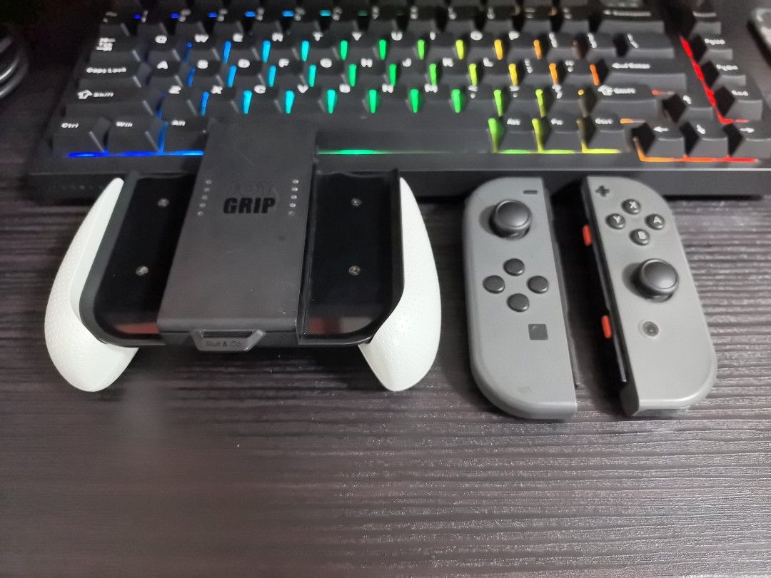 Nintendo Switch Joy-Con with Grip (Category: Nintendo) located in Valenzuela. Submitted by eb11042019 (Listing ID 1466648694, Image 1). Description: (SELLING PO SECOND HAND NINTENDO SWITCH JOY-CON WITH GRIP) 1,200 ISSUE AGAD: Both SL/SR not working. May crack sa upper part. Re-shell ng color gray. Sign of usage dahil second hand na din po. All goods pa din lahat ng buttons and no drifting. 1,200 last price. (Meet up or pick up Navotas City).