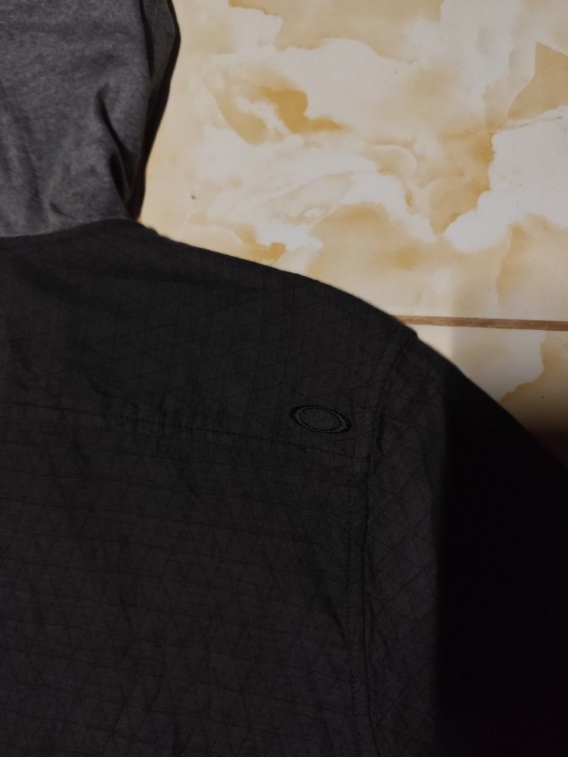 Oakley (Category: Hoodies) located in Lingayen. Submitted by chongdelacruz0214 (Listing ID 1466716314, Image 3). Description: Oakley hooded long sleeves (sample) Large on tag Length 30 Width 22.5 With front hand pocket In excellent condition Lingayen pangasinan area.