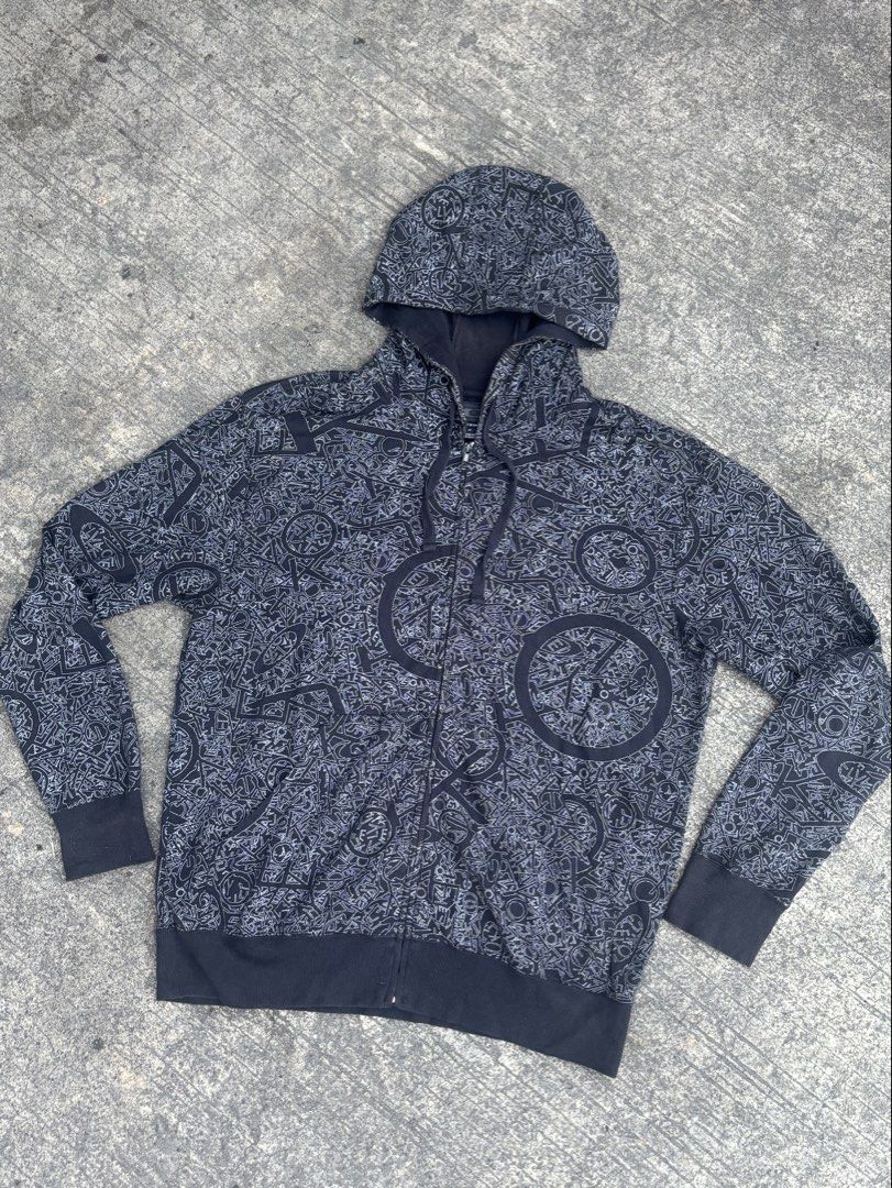 Oakley AOP Jacket (Category: Coats, Jackets and Outerwear) located in Manila. Submitted by luxstreetwearzcasual (Listing ID 1466708550, Image 1). Description: Excellent Condition 23.5” width 28” length Size M on tag (American size).