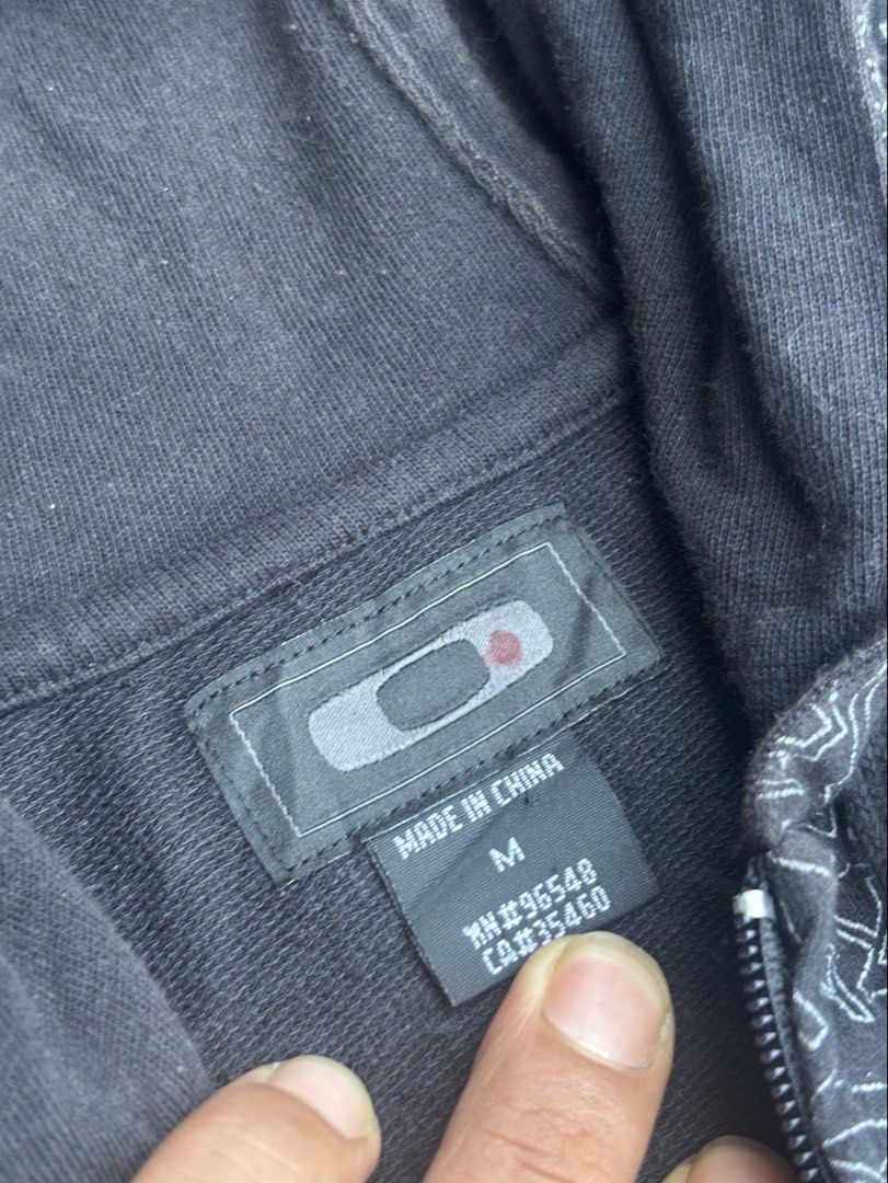 Oakley AOP Jacket (Category: Coats, Jackets and Outerwear) located in Manila. Submitted by luxstreetwearzcasual (Listing ID 1466708550, Image 2). Description: Excellent Condition 23.5” width 28” length Size M on tag (American size).