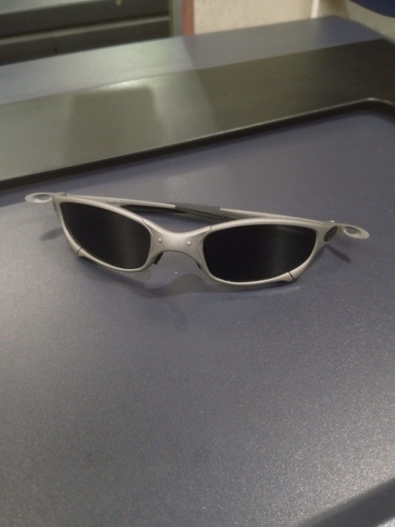Oakley Juliet (Category: Sunglasses & Eyewear) located in Manila. Submitted by ronmarbeni45920 (Listing ID 1466692626, Image 2). Description: Excellent no issue bought it from japan surplus inclussion: with case no scratches on lens -2800 Dm me📩 Freeshipping.