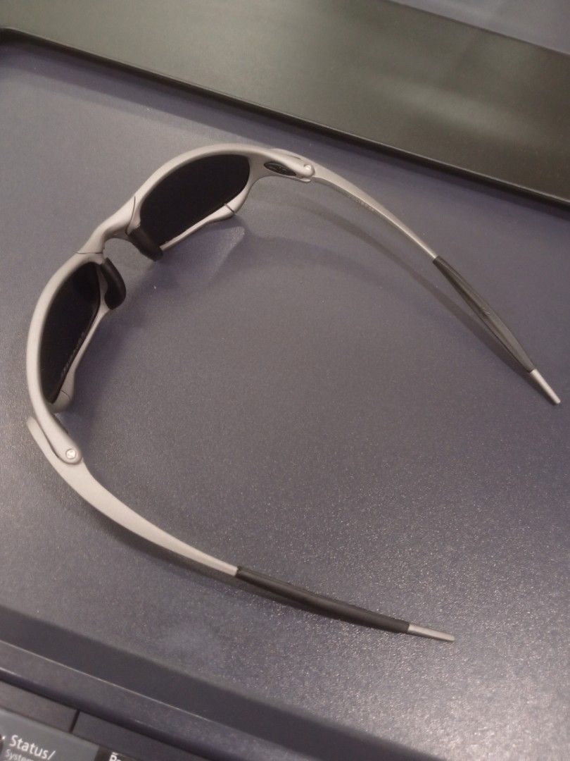 Oakley Juliet (Category: Sunglasses & Eyewear) located in Manila. Submitted by ronmarbeni45920 (Listing ID 1466692626, Image 3). Description: Excellent no issue bought it from japan surplus inclussion: with case no scratches on lens -2800 Dm me📩 Freeshipping.