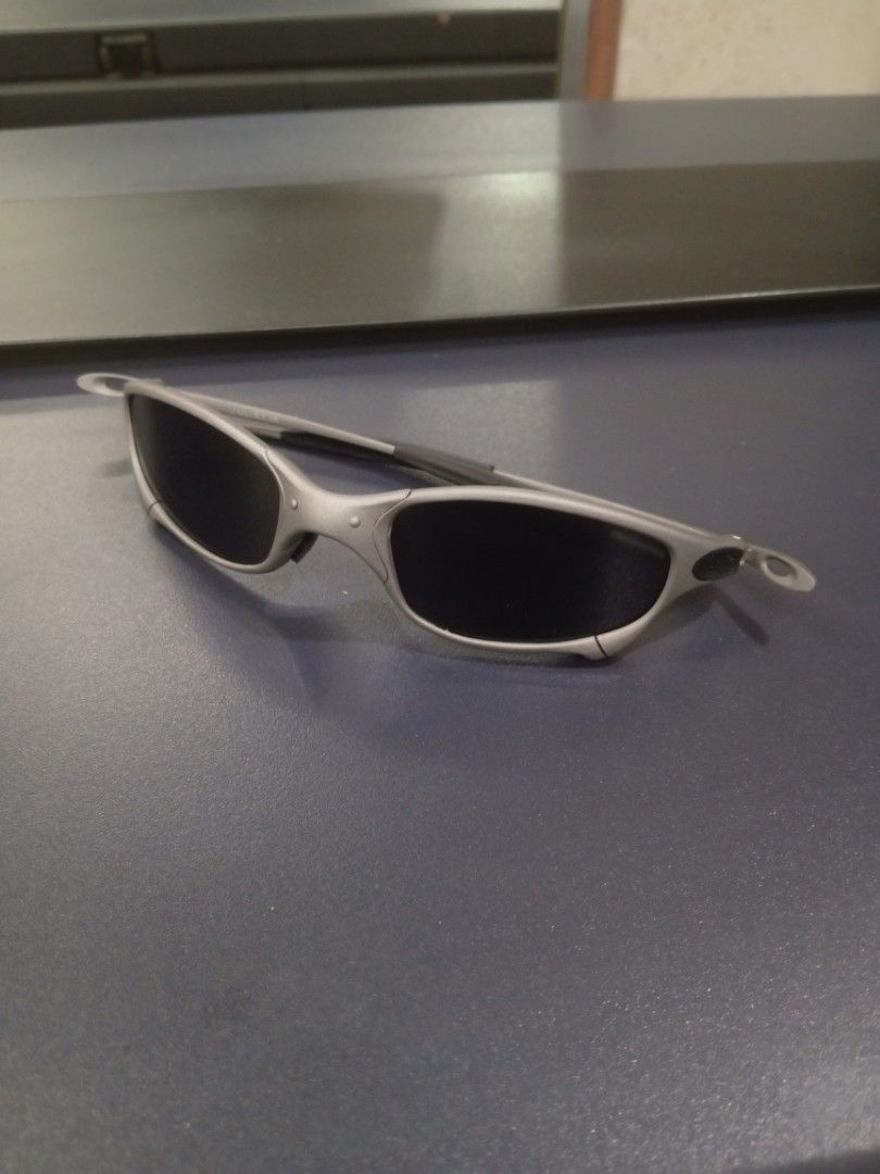 Oakley Juliet (Category: Sunglasses & Eyewear) located in Manila. Submitted by ronmarbeni45920 (Listing ID 1466692626, Image 1). Description: Excellent no issue bought it from japan surplus inclussion: with case no scratches on lens -2800 Dm me📩 Freeshipping.