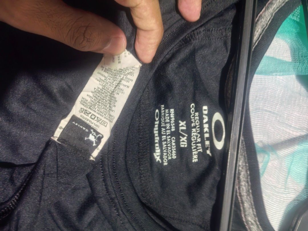 Oakley sando (Category: Tshirts & Polo Shirts ) located in Vinzons. Submitted by khasanche43622 (Listing ID 1466716129, Image 3). Description: Excellent condition No issue No crack print L-29 W-23.