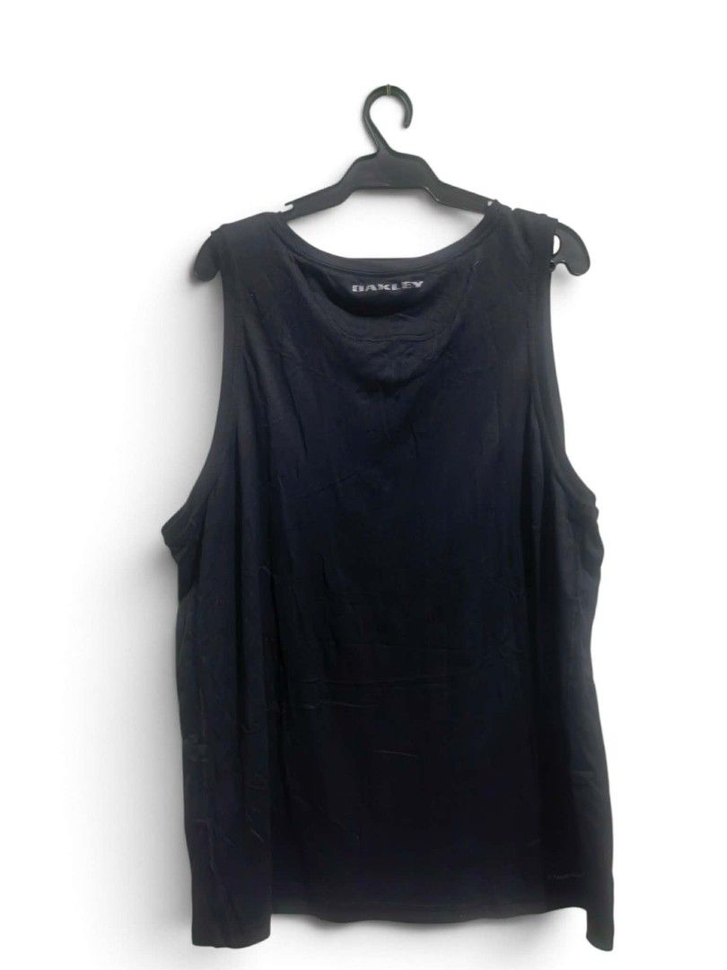 Oakley sando (Category: Activewear) located in Vinzons. Submitted by kspabico07187 (Listing ID 1466718325, Image 2). Description: Excellent condition No issue No crack print L-29 W-23.