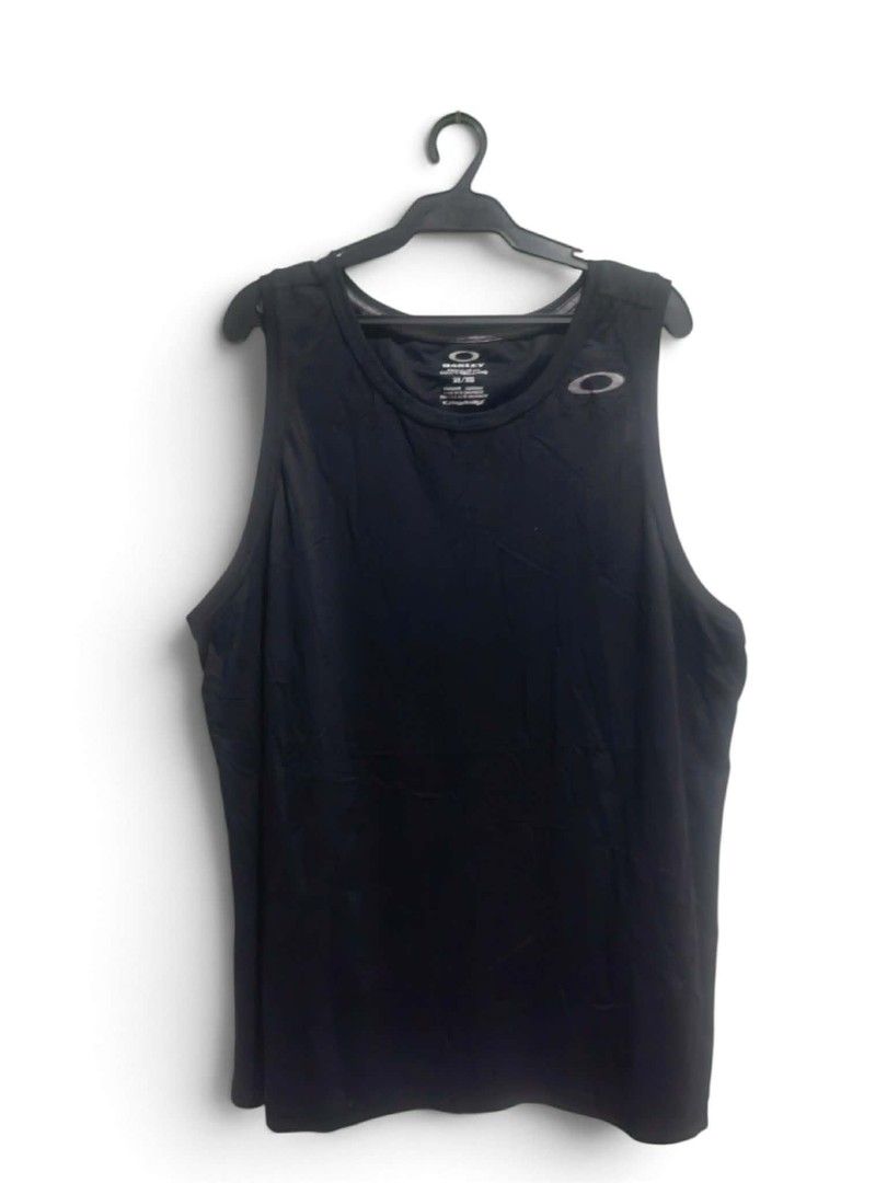 Oakley sando (Category: Activewear) located in Daet. Submitted by thriftnidiegz (Listing ID 1466719785, Image 1). Description: excellent condition no issue no ceack print L-29 W-23.