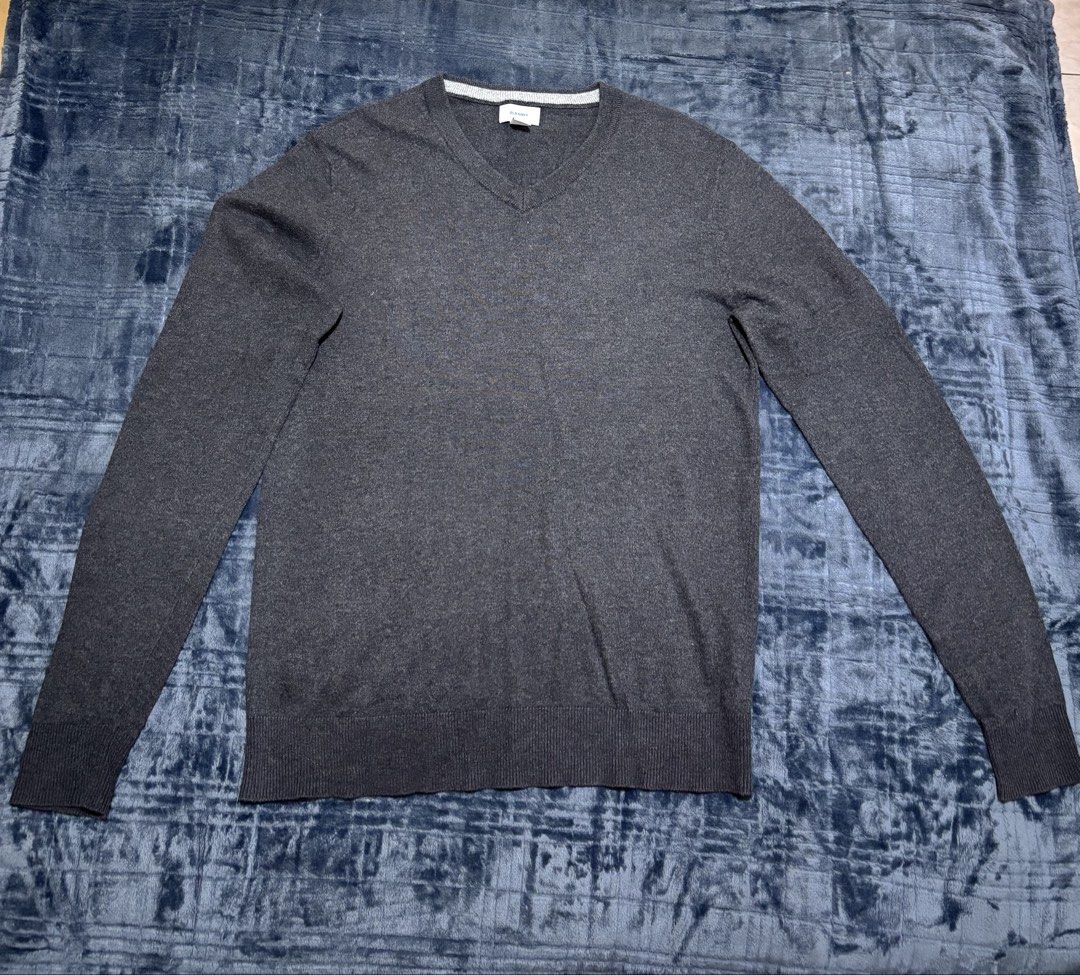 Old Navy Gray V-Neck Sweater Size S (Category: Coats, Jackets and Outerwear) located in Balayan. Submitted by authenticfindsbymrb (Listing ID 1466709543, Image 1). Description: - Brand: Old Navy - Color: Dark Gray - Size: Small - Material: Soft knit - Features: V-neck, long sleeves, ribbed cuffs and hem, contrast trim inside collar - Condition: Clean and ready to wear - Perfect for: Layering in cooler weather.