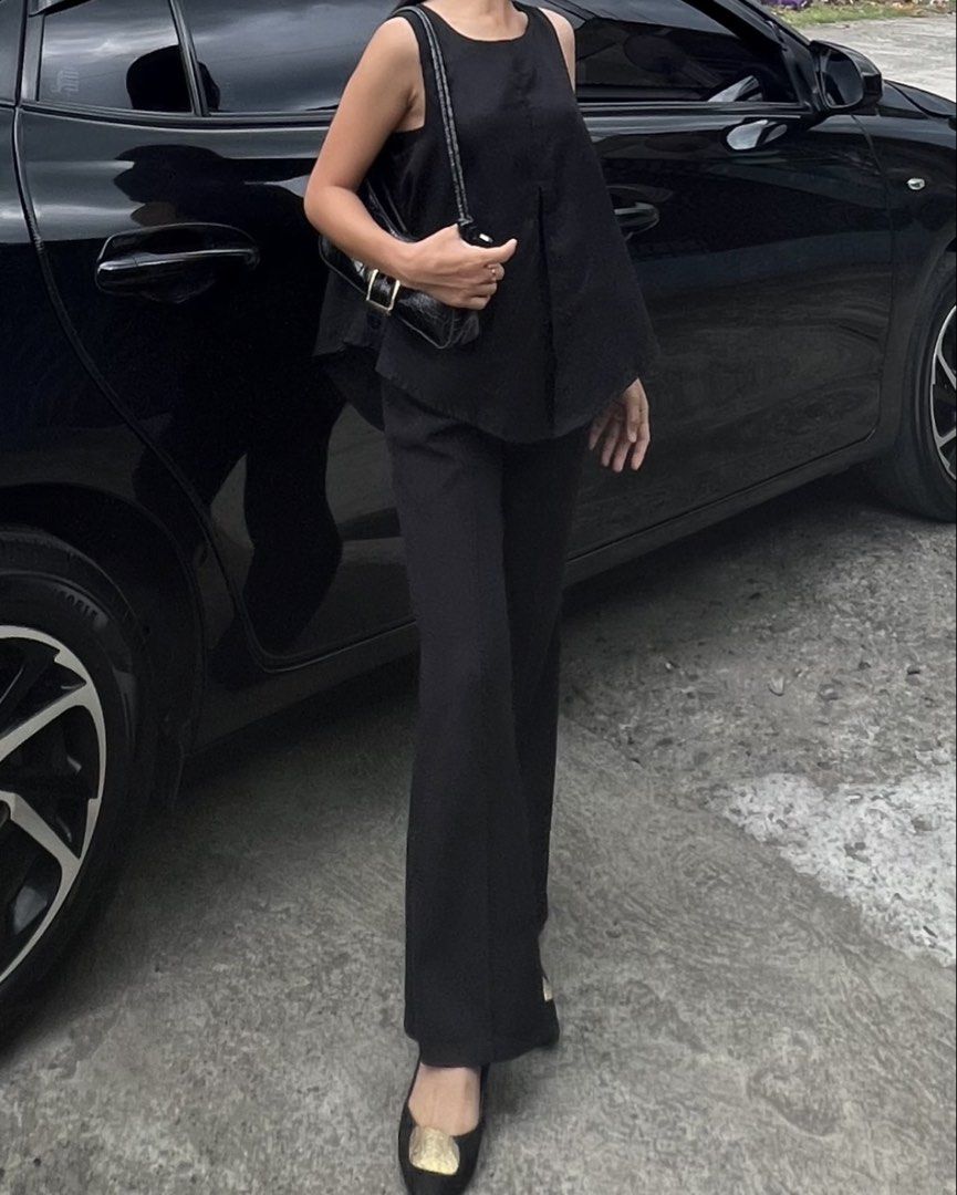 Oor Chin Black Sleeveless Top (Category: Sleeveless) located in Kapalong. Submitted by elleclo (Listing ID 1466095439, Image 2). Description: - Detail: Chic split back hem design NOTE: 🖇️ first to pay basis 🖇️ no return/exchange 🖇️mop: gcash, gotyme & maribank .