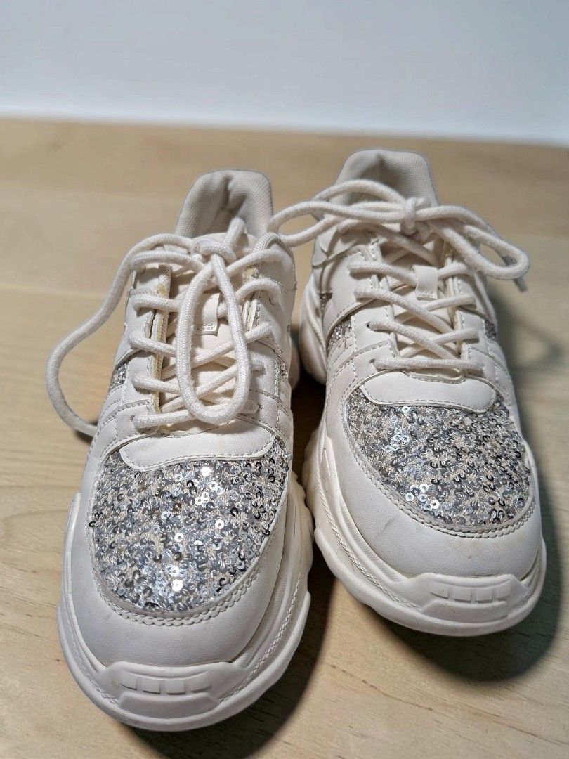 ORIENTAL TRAFFIC ORTR SEQUENCED SNEAKERS (Category: Sneakers) located in Las Pinas. Submitted by annachiaonair2037 (Listing ID 1466684585, Image 2). Description: ORiental TRaffic Sequin Thick-Bottom Sneakers US 8 25CM MODEL OT3752 FROM JAPAN Disclaimer: I am not affiliated with, associated with, or authorized by any of the brands featured posted. Any mention of brand names, trademarks, or logos is solely for identification and reference purposes 