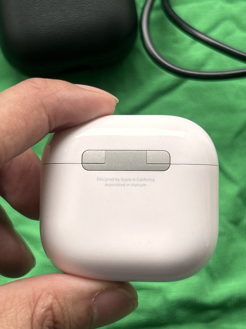 Original Apple Airpods 4 (Non ANC) (Category: Earphones) located in Manila. Submitted by Tjuan13 (Listing ID 1466711832, Image 3). Description: Try Secondhand Original Apple Airpods 4 (Non ANC) for only Php 5500 -100% Original -Free Usb C cable -Free Silicon Case -Smoothness 96% Front & 97% Back -Good battery life -Matagal Malowbat, Mabilis magcharge -Good quality -Crisp Button -Actual Photo -Ready to use -No Box -No swap -Free Shipping via Lalam