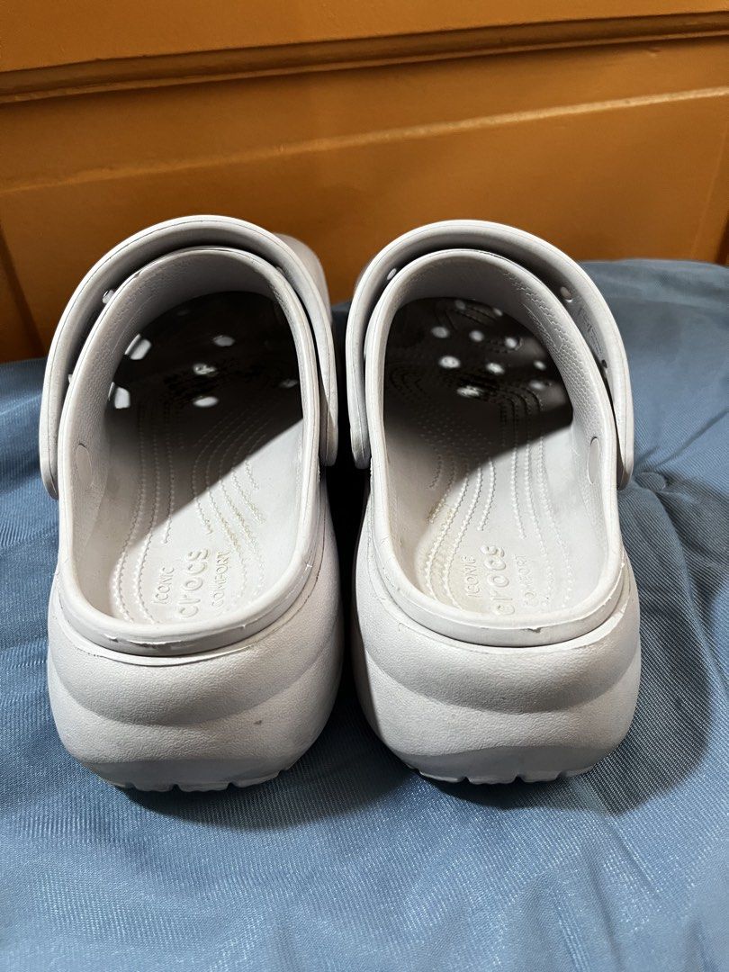 Original Crocs, Purple Clogs, W9 (Category: Flats & Sandals) located in Makati City. Submitted by fraber_chie (Listing ID 1466725983, Image 3). Description: Php 1,088‼️ 🌻 Original Crocs Purple Clogs size : W9 M7 📍Loc: Poblacion, Makati.