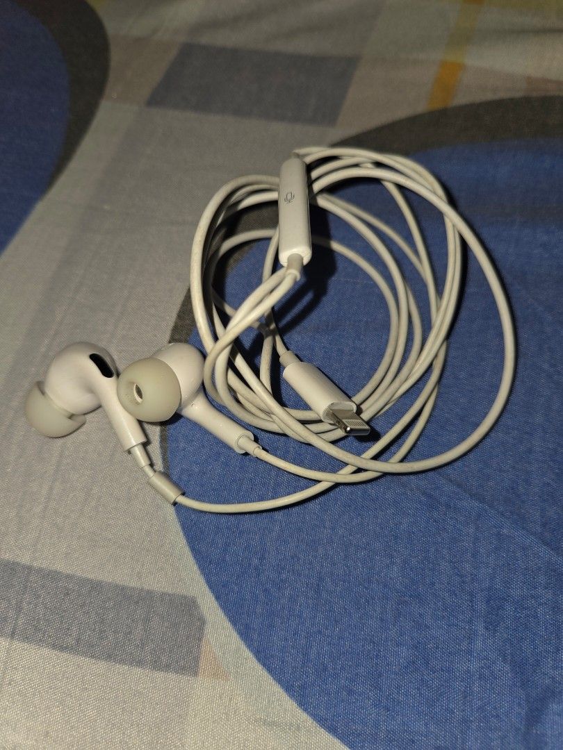 original lightning charger (adaptor and cable both orig) (Category: Other Gadgets) located in Manila. Submitted by nielsenasu46533 (Listing ID 1466574056, Image 2). Description: -bought in the loop by powermac (dont have the box and receipt because it's been 2 yrs since) orig price 2.1k for adaptor and separate price for the cable. - for my iphone 13 promax -rfs: switched to android -FREE used earphone with lightning cable.
