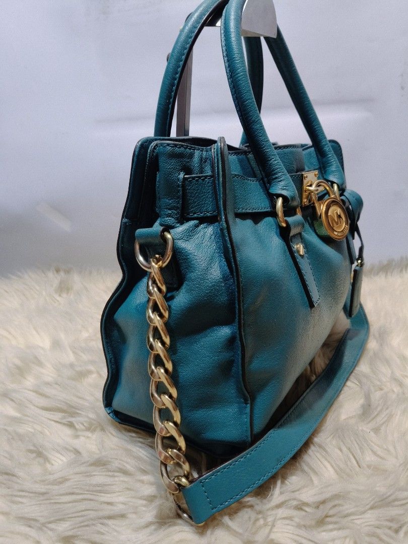 Original MICHAEL KORS (Category: Shoulder Bags) located in Caloocan City. Submitted by secondhand_shop2 (Listing ID 1466744854, Image 3). Description: Sale❗️Sale❗️Sale❗️ ₱ 2,899 Original Michael Kors Hamilton Preloved w/ padlock & key Dark teal Medium Pure genuine leather 📌First to pay!.