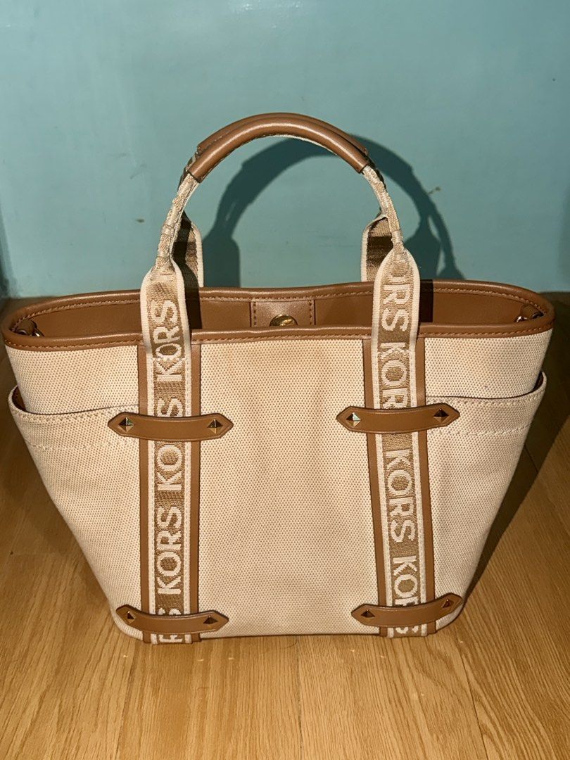 Original Michael Kors Maeve Medium Open Tote Bag (Category: Tote Bags) located in Quezon City. Submitted by sasas_onlineshop (Listing ID 1466715424, Image 2). Description: 👜 MICHAEL KORS MAEVE OPEN TOTE BAG ✨ ORIGINAL / AUTHENTIC ✨ 🇺🇸 From USA Outlet 🤎 Used but not abused 💰 Selling Price: ₱3,500 📌 Details: • Original Michael Kors • Maeve Open Tote Bag • Authentic USA Outlet purchase • Used but not abused • Need cleaning with slight dirt/ si