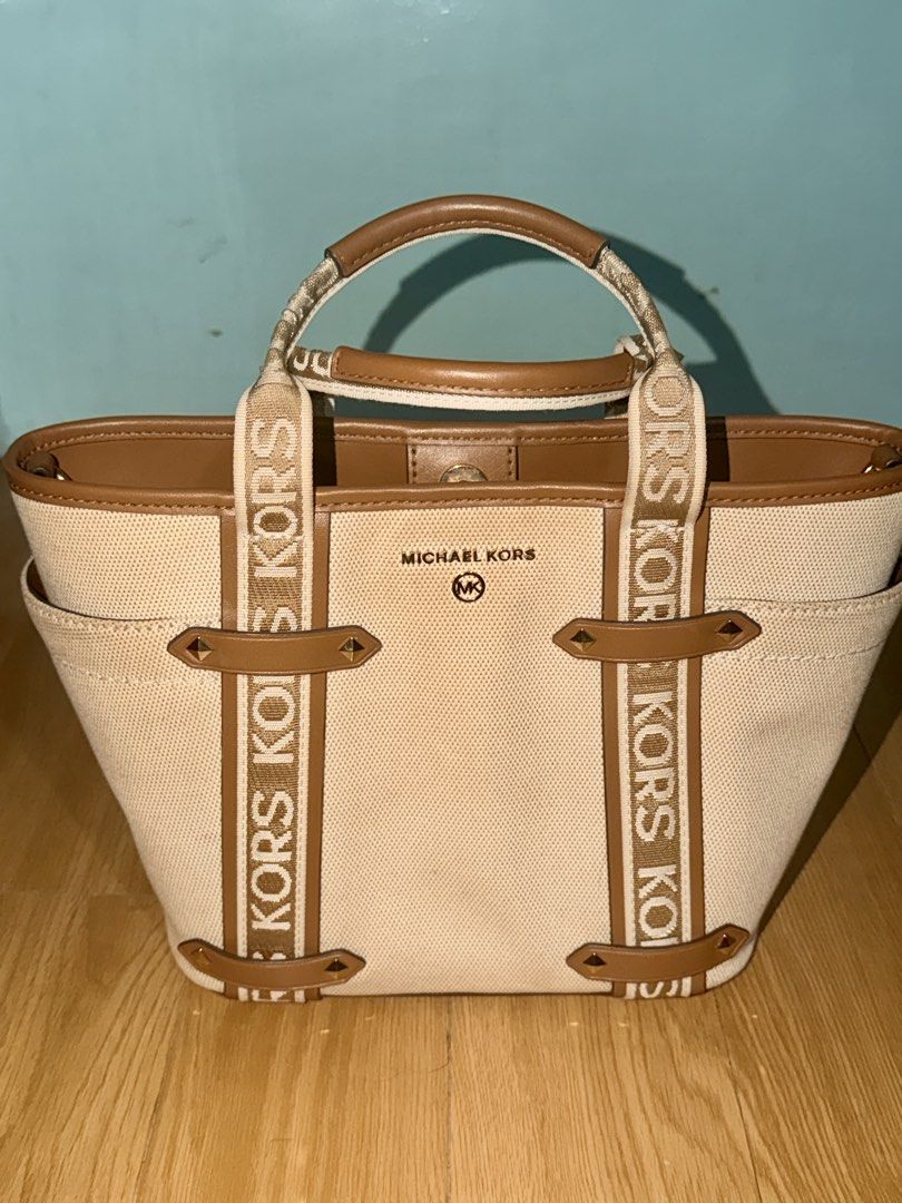 Original Michael Kors Maeve Medium Open Tote Bag (Category: Tote Bags) located in Quezon City. Submitted by sasas_onlineshop (Listing ID 1466715424, Image 1). Description: 👜 MICHAEL KORS MAEVE OPEN TOTE BAG ✨ ORIGINAL / AUTHENTIC ✨ 🇺🇸 From USA Outlet 🤎 Used but not abused 💰 Selling Price: ₱3,500 📌 Details: • Original Michael Kors • Maeve Open Tote Bag • Authentic USA Outlet purchase • Used but not abused • Need cleaning with slight dirt/ si