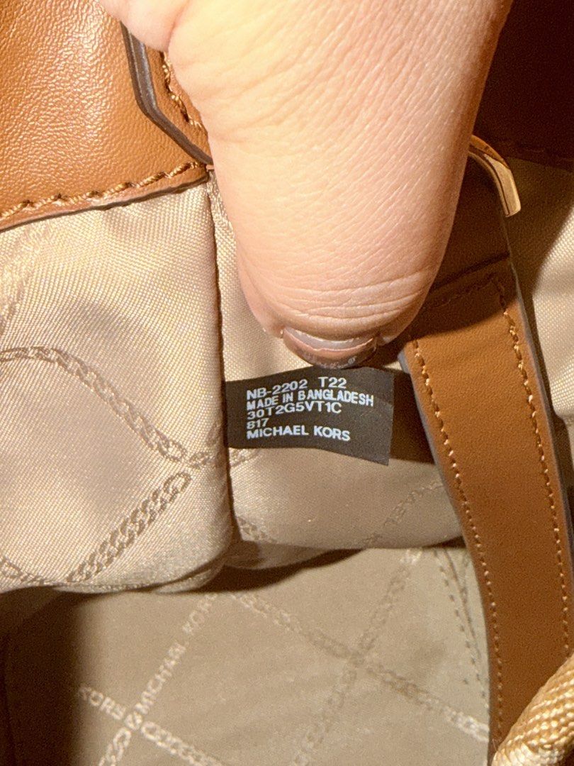 Original Michael Kors Maeve Medium Open Tote Bag (Category: Tote Bags) located in Quezon City. Submitted by sasas_onlineshop (Listing ID 1466715424, Image 3). Description: 👜 MICHAEL KORS MAEVE OPEN TOTE BAG ✨ ORIGINAL / AUTHENTIC ✨ 🇺🇸 From USA Outlet 🤎 Used but not abused 💰 Selling Price: ₱3,500 📌 Details: • Original Michael Kors • Maeve Open Tote Bag • Authentic USA Outlet purchase • Used but not abused • Need cleaning with slight dirt/ si