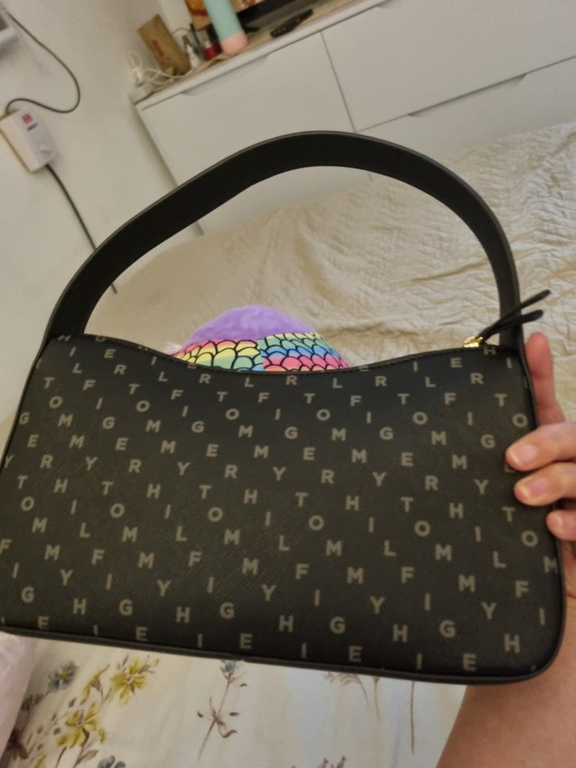 Original Tommy Shoulder Bag (Category: Shoulder Bags) located in San Juan City. Submitted by shannen.martinez (Listing ID 1466720197, Image 2). Description: shoulder bag purchased in USA last month.