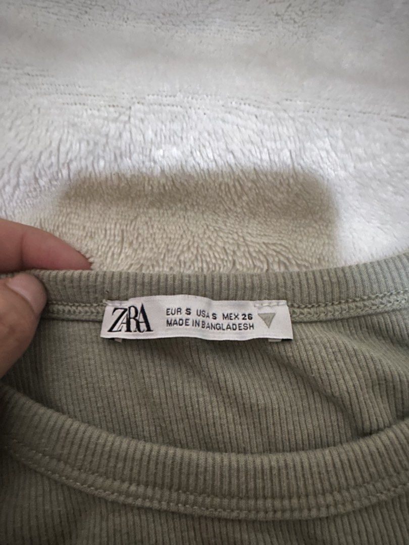 original Zara Ribbed Tank Top (Category: Sleeveless) located in Cavite. Submitted by thebarchives (Listing ID 1466668562, Image 2). Description: - Brand: Zara - Style: Ribbed tank top with scoop neckline and cropped length - good as new (used thrice only) - rfs: gained weight so decluttering cropped tops.