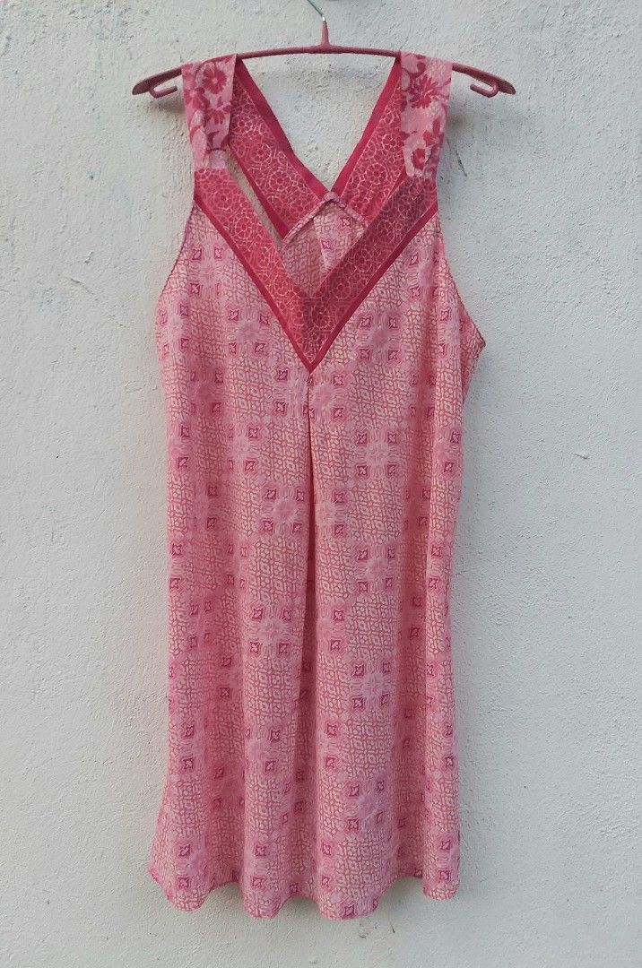 Oscar de la Renta Dress (Category: Dresses) located in Lapu Lapu. Submitted by agnesapm_29813 (Listing ID 1466701424, Image 1). Description: - Authentic Oscar de la Renta pink label sleeveless dress - Lightweight, breathable fabric for warm weather - Perfect for casual days out or relaxing at home - Measurements: width-20 inches, height-33 inches .