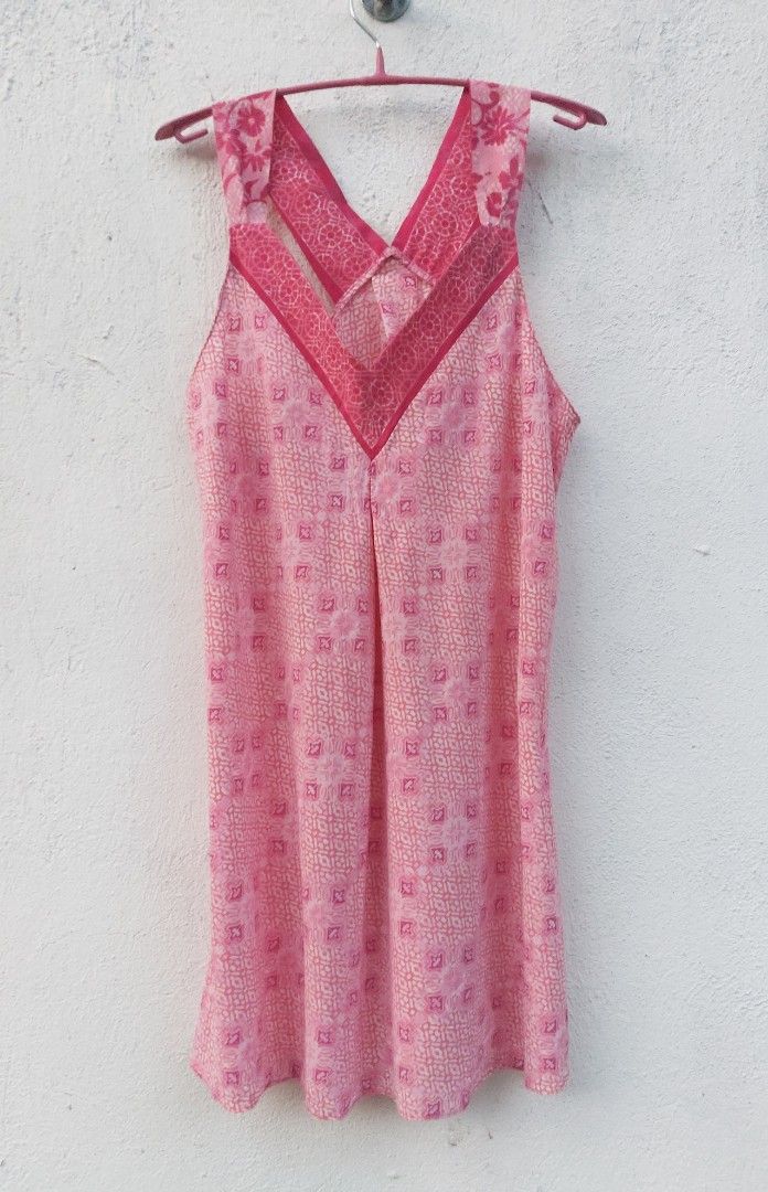 Oscar de la Renta Dress (Category: Dresses) located in Lapu Lapu. Submitted by agnesapm_29813 (Listing ID 1466701424, Image 2). Description: - Authentic Oscar de la Renta pink label sleeveless dress - Lightweight, breathable fabric for warm weather - Perfect for casual days out or relaxing at home - Measurements: width-20 inches, height-33 inches .