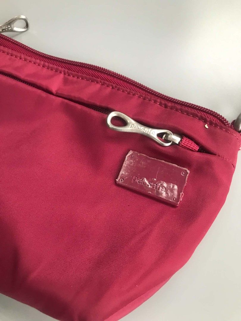 Pacsafe citysafe (Category: Cross-body Bags) located in Santa Rosa. Submitted by _ba_mo_si_ (Listing ID 1466582755, Image 2). Description: Bag only Plus sf Dm.