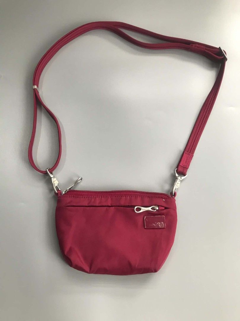 Pacsafe citysafe (Category: Cross-body Bags) located in Santa Rosa. Submitted by _ba_mo_si_ (Listing ID 1466582755, Image 1). Description: Bag only Plus sf Dm.
