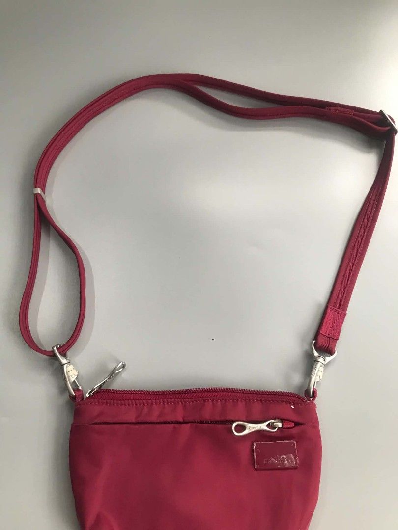 Pacsafe citysafe (Category: Cross-body Bags) located in Santa Rosa. Submitted by _ba_mo_si_ (Listing ID 1466582755, Image 3). Description: Bag only Plus sf Dm.