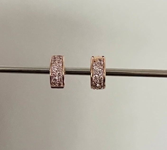 PANDORA PAVE SPARKLING CLIP CHARM SET (Category: Charms) located in Pasig City. Submitted by titalana2011991 (Listing ID 1466690298, Image 1). Description: .