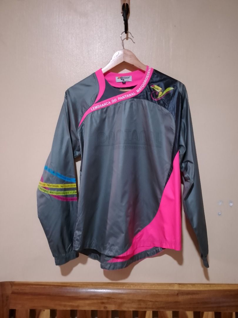 Pantanal Matogrossense Long Sleeve Jersey (Category: Activewear) located in Bayombong. Submitted by daily10 (Listing ID 1466625544, Image 1). Description: - Item: Pantanal Matogrossense Long Sleeve Jersey - Size: Medium (M) - Dimensions: 21" x 27" inches - Color/Design: Grey body with bright pink and dark grey paneling, featuring 'LEMBRANÇA DO PANTANAL MATOGROSSENSE' chest text - Unique Details: Toucan logo near the collar and colorful stripe acc
