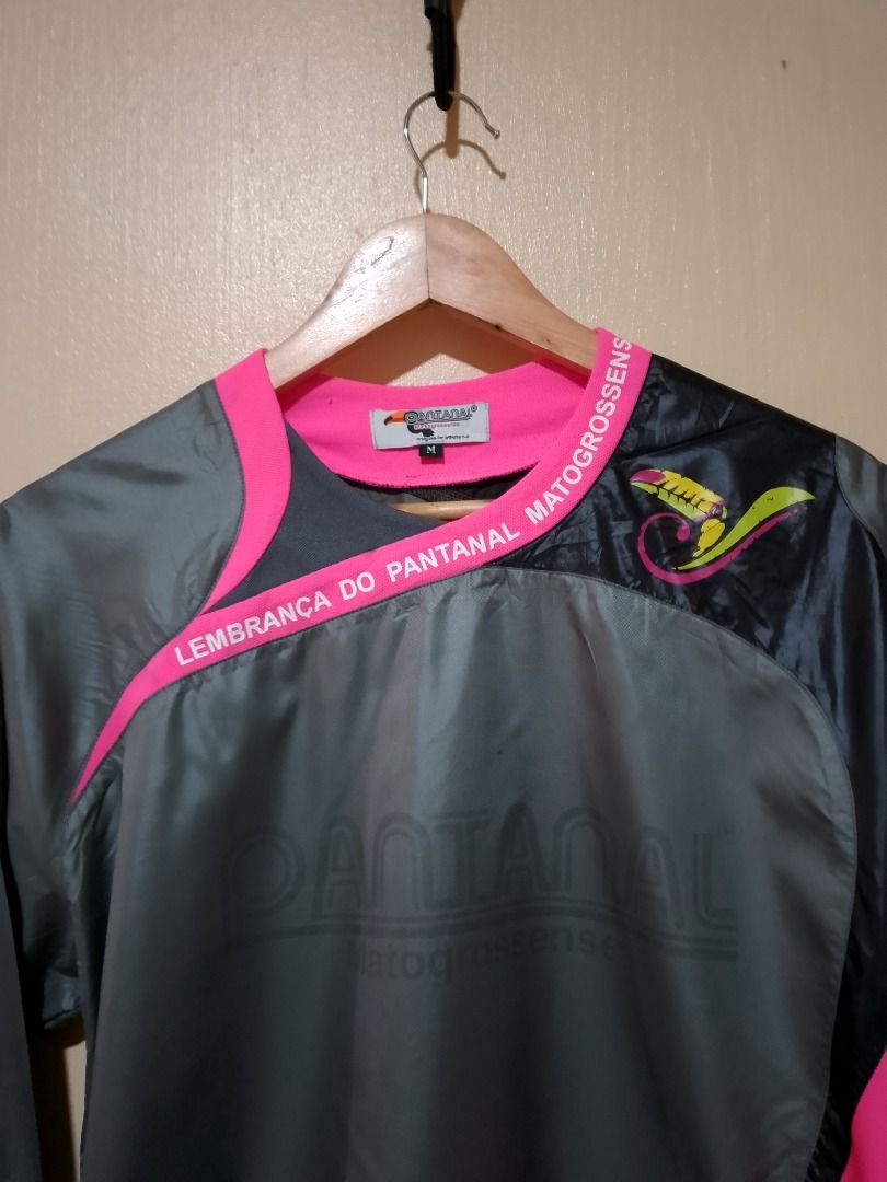Pantanal Matogrossense Long Sleeve Jersey (Category: Activewear) located in Bayombong. Submitted by daily10 (Listing ID 1466625544, Image 3). Description: - Item: Pantanal Matogrossense Long Sleeve Jersey - Size: Medium (M) - Dimensions: 21" x 27" inches - Color/Design: Grey body with bright pink and dark grey paneling, featuring 'LEMBRANÇA DO PANTANAL MATOGROSSENSE' chest text - Unique Details: Toucan logo near the collar and colorful stripe acc