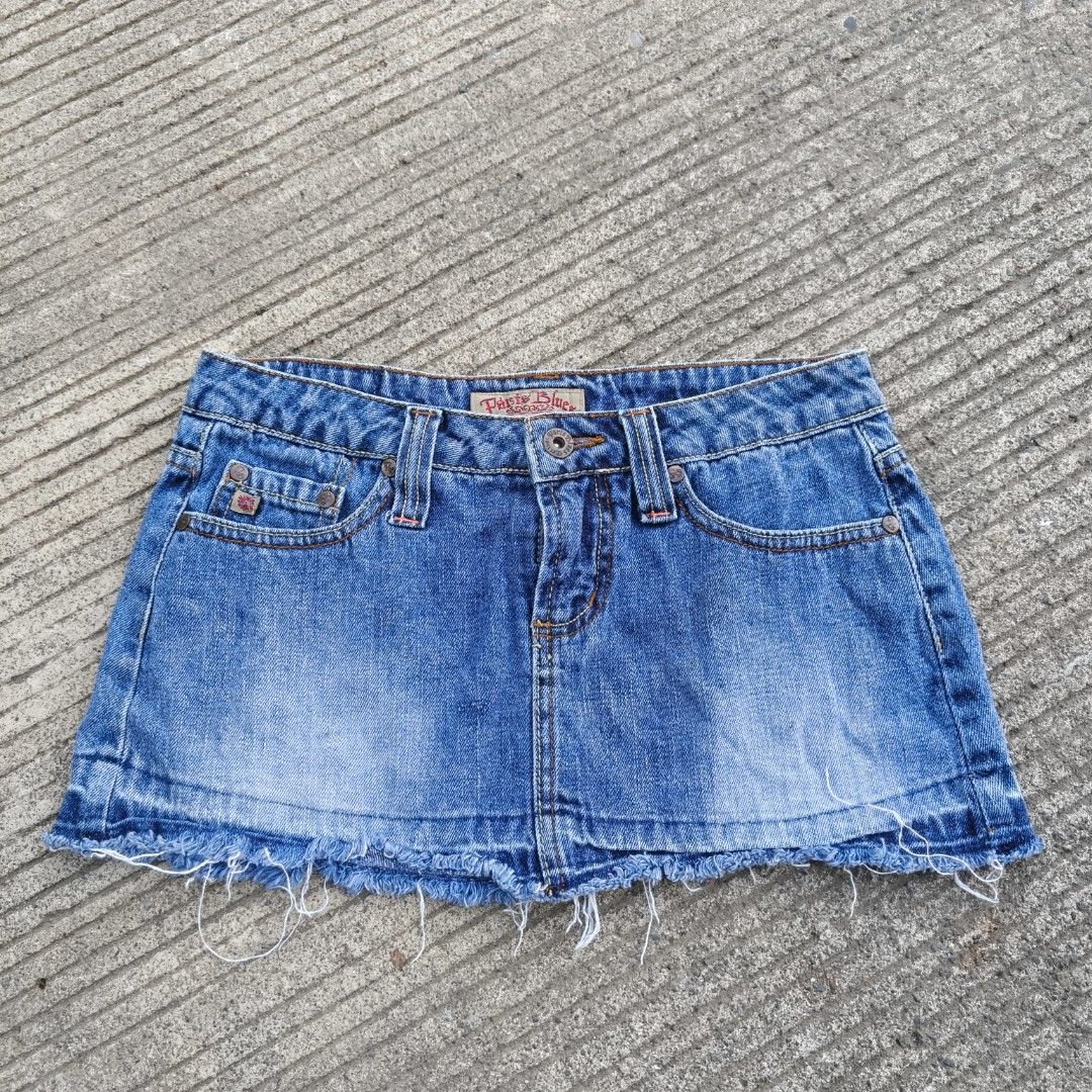 Paris Blues Mini Denim Skirt (Category: Skirts) located in Villasis. Submitted by maibean_ (Listing ID 1466681814, Image 1). Description: inchh?? Paris Blues size: 27in using tape measure length: 10 in using tape measure no issues.