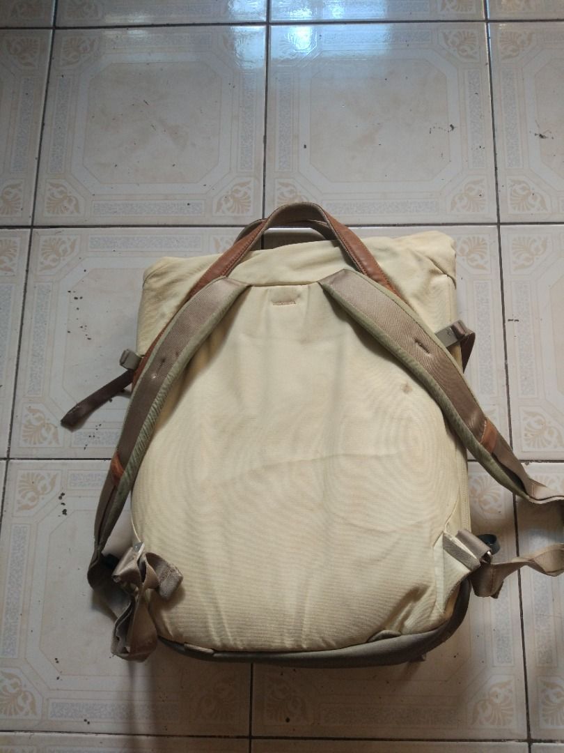 Peak Design Everyday Totepack 20 L (Category: Camera Bags & Carriers) located in Pasay City. Submitted by denimdude.ph (Listing ID 1466645442, Image 2). Description: yellowing and marks, last pics.