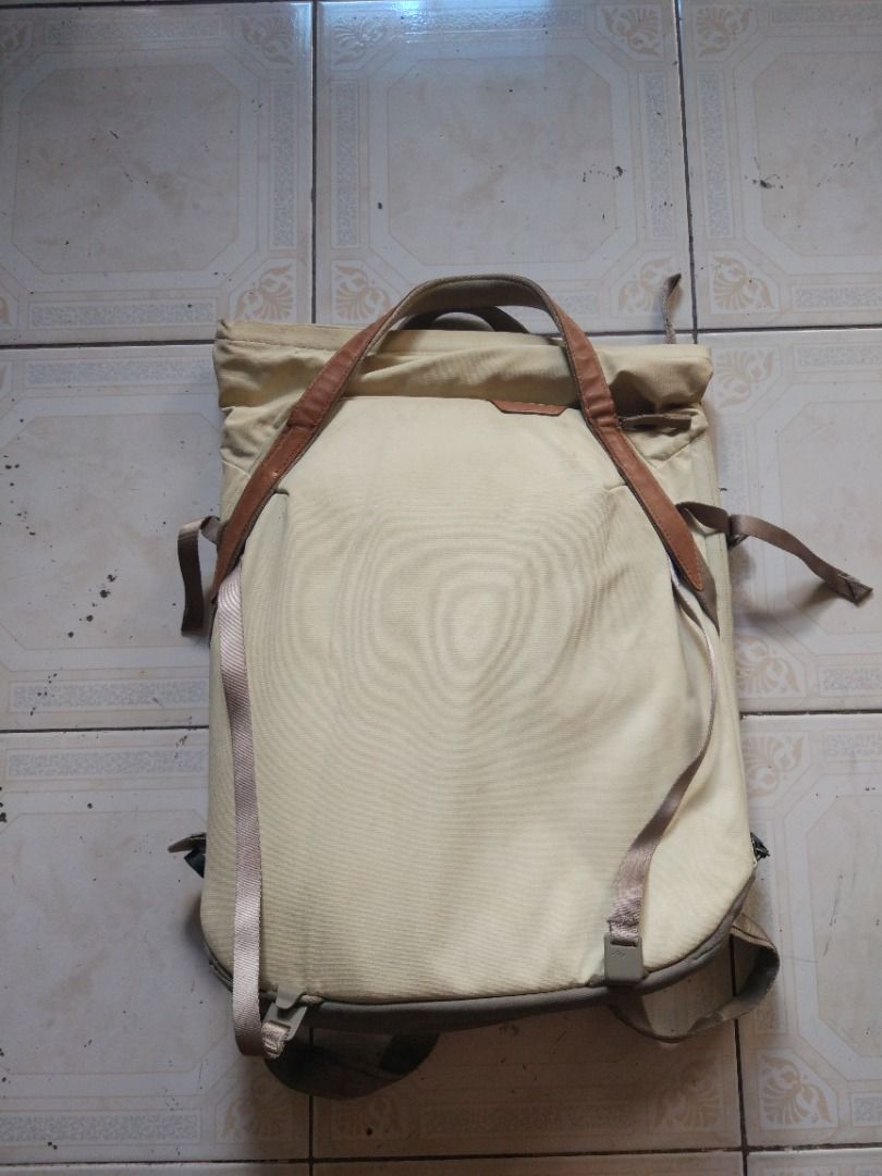 Peak Design Everyday Totepack 20 L (Category: Camera Bags & Carriers) located in Pasay City. Submitted by denimdude.ph (Listing ID 1466645442, Image 1). Description: yellowing and marks, last pics.