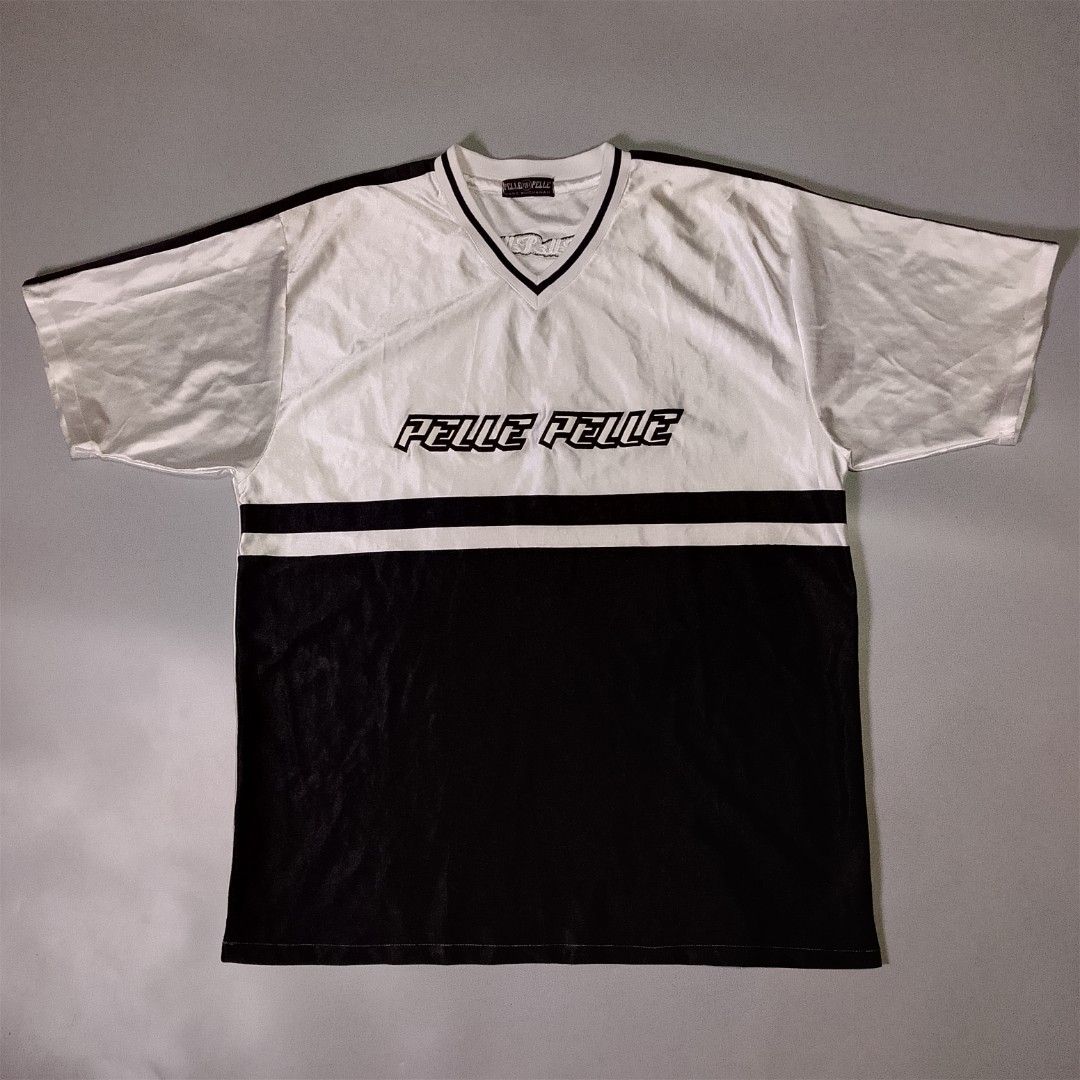 Pelle Pelle (Category: Tshirts & Polo Shirts ) located in Taguig. Submitted by 8kthrifter (Listing ID 1466593847, Image 1). Description: 🏷️Tag size: XL to 2XL ▪️Width: 24.5 ▪️Length: 32 ▪️Color rate: 10/10 ▪️Issue: tiny scratch shoulder area (di na napic message mo nalang ako para makita mo) ▪️Excellent Condition.