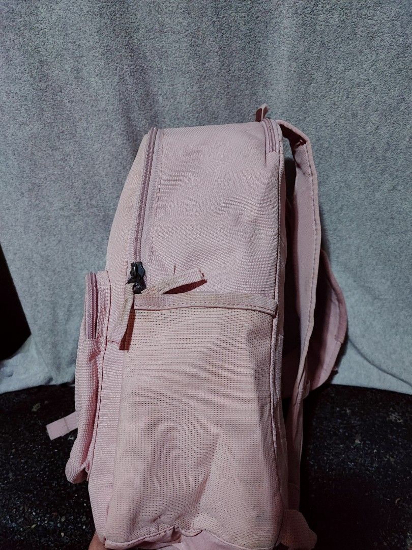 Pink Nike Backpack with Front Pocket (Category: Backpacks) located in Baguio. Submitted by ozara.06 (Listing ID 1466730425, Image 2). Description: Nike backpack Large size With laptop compartment for 16" Has washable dirt 750.