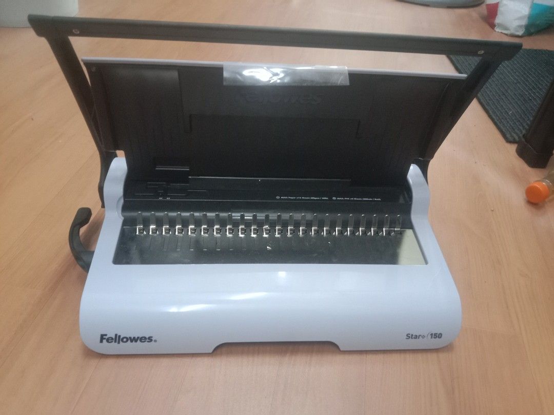 Plastic comb binding machine (Category: Printers, Scanners & Copiers) located in Singapore. Submitted by red.lol (Listing ID 1466637171, Image 3). Description: .